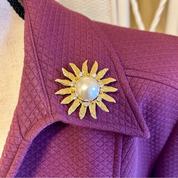 Vintage Sunburst Brooch Faux Pearl Center Pin Goldtone Textured Rays Crystals - Picture 4 of 10